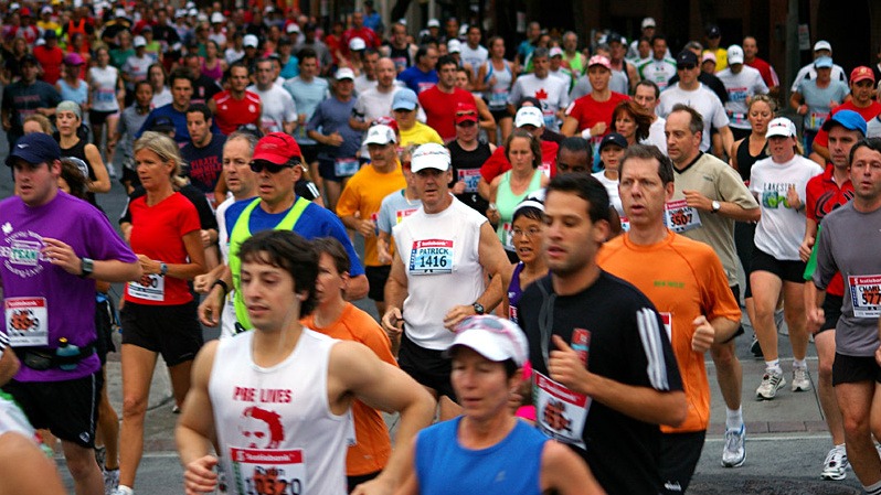 A crowd of marathon runners